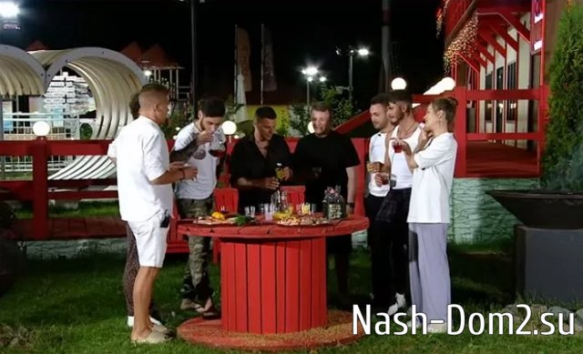 Безус и Барзиков помирились за стаканом горячительного Безус и Барзиков помирились за стаканом горячительного