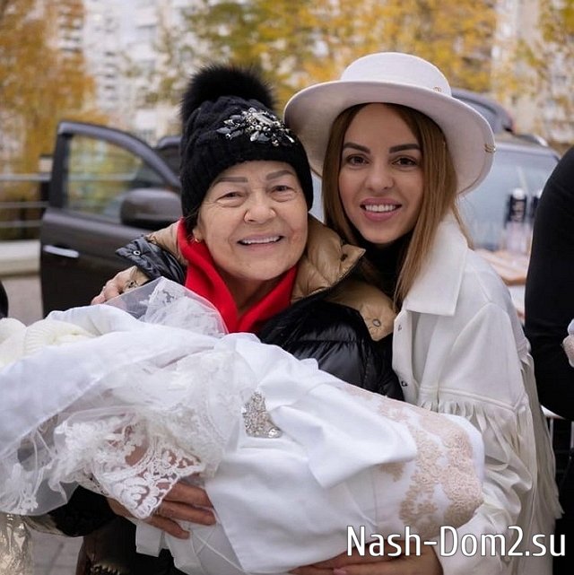 Юля Ефременкова справилась с эмоциями и побывала в доме покойной бабушки Юля Ефременкова справилась с эмоциями и побывала в доме покойной бабушки