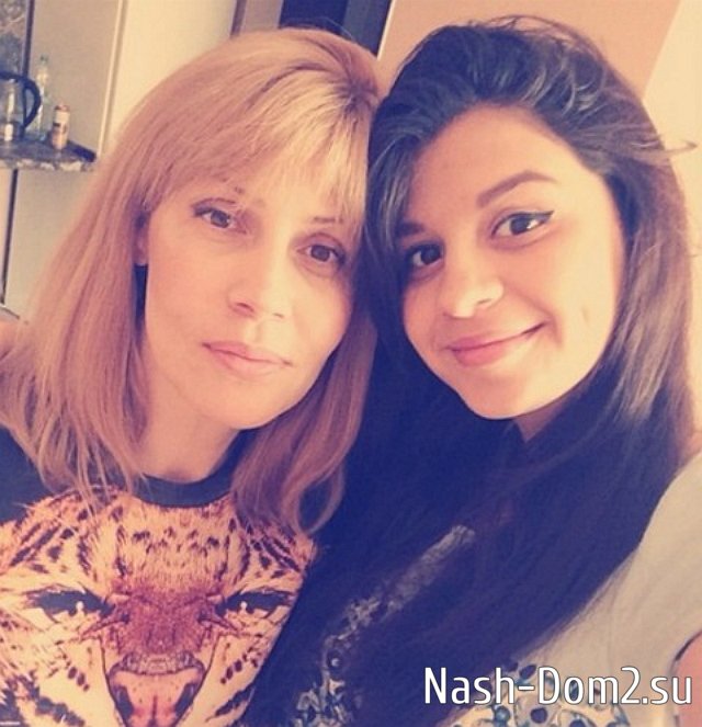 Алиана Устиненко почтила память умершей семь лет назад мамы Алиана Устиненко почтила память умершей семь лет назад мамы