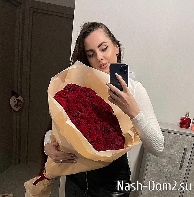 Ольга Рапунцель хвастается очередным букетом цветов, а Дмитренко – своим талантом Ольга Рапунцель хвастается очередным букетом цветов, а Дмитренко – своим талантом