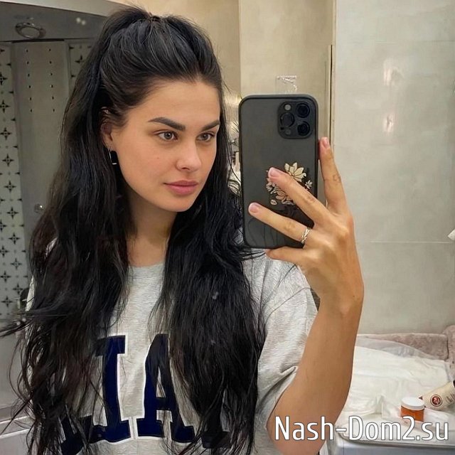 Жена Арая Чобаняна показала, чем занимается, пока дети спят Жена Арая Чобаняна показала, чем занимается, пока дети спят