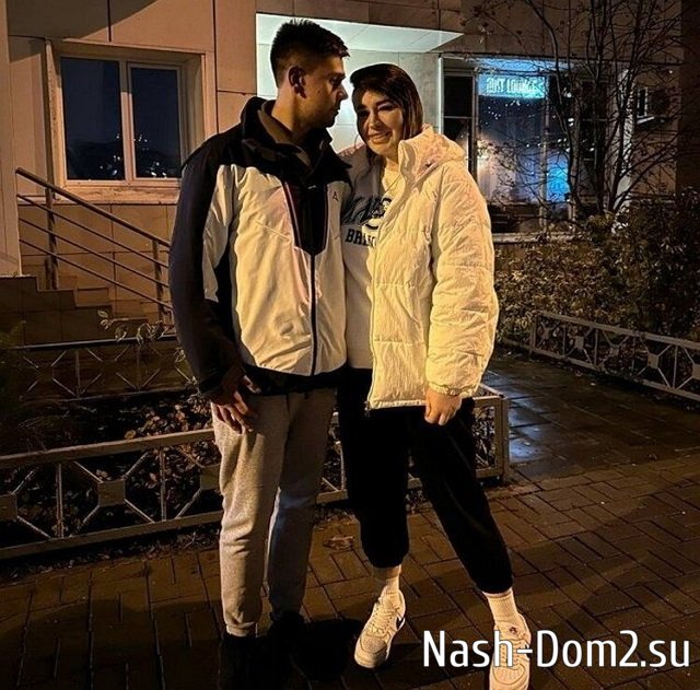 Черно расстроилась из-за того, что Хулиган подарил ей розы жёлтого цвета Черно расстроилась из-за того, что Хулиган подарил ей розы жёлтого цвета