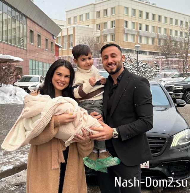 Супруги Чобанян побывали с младшим сыном у врача Супруги Чобанян побывали с младшим сыном у врача