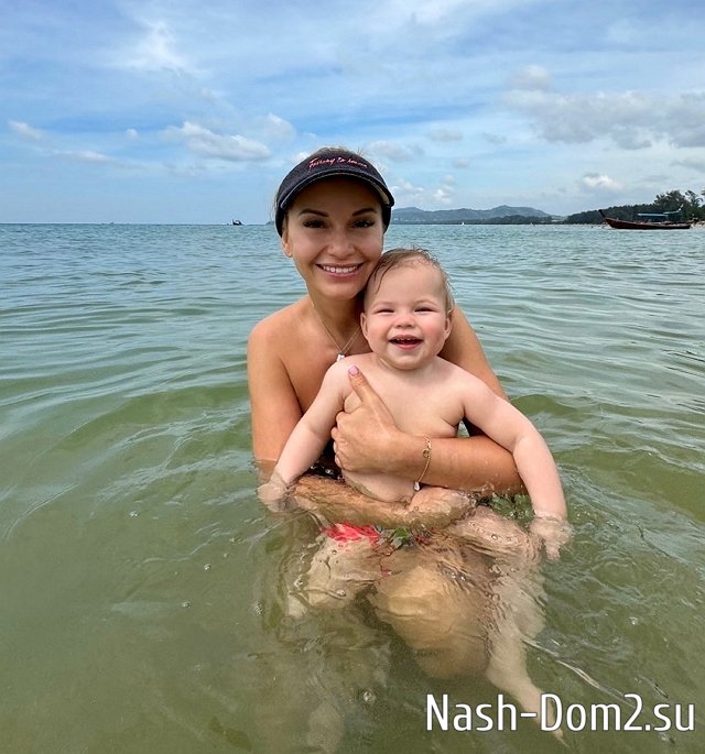 Ольга Орлова продемонстрировала стройную фигуру в купальнике с вырезами Ольга Орлова продемонстрировала стройную фигуру в купальнике с вырезами