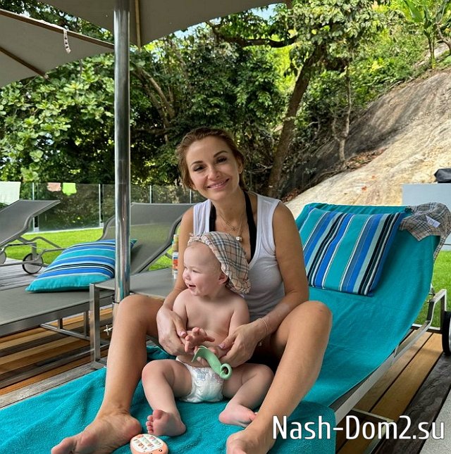 Ольга Орлова продемонстрировала стройную фигуру в купальнике с вырезами Ольга Орлова продемонстрировала стройную фигуру в купальнике с вырезами