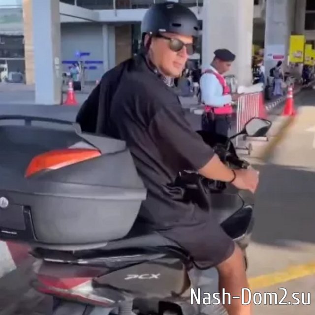 Барзиков радуется приезду в Таиланд своего друга Ильи Рыбакова Барзиков радуется приезду в Таиланд своего друга Ильи Рыбакова