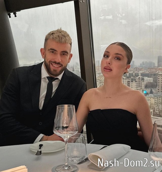 Поклонники радуют Катю Квашникову цветами и подарками Поклонники радуют Катю Квашникову цветами и подарками