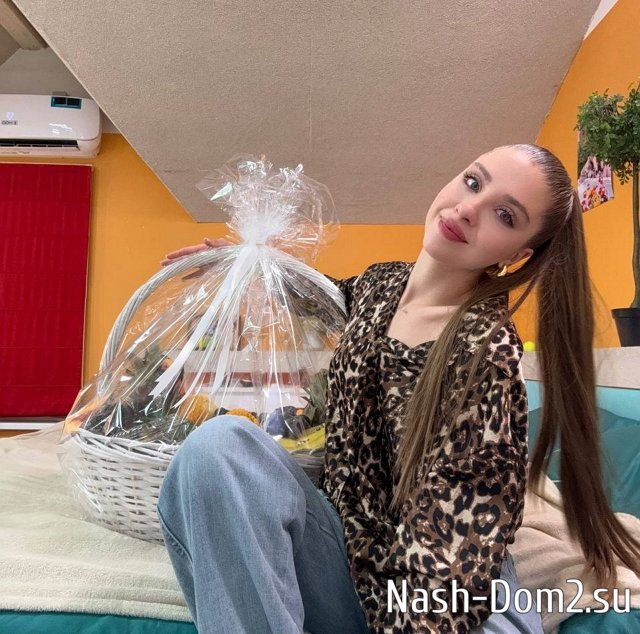 Поклонники радуют Катю Квашникову цветами и подарками Поклонники радуют Катю Квашникову цветами и подарками