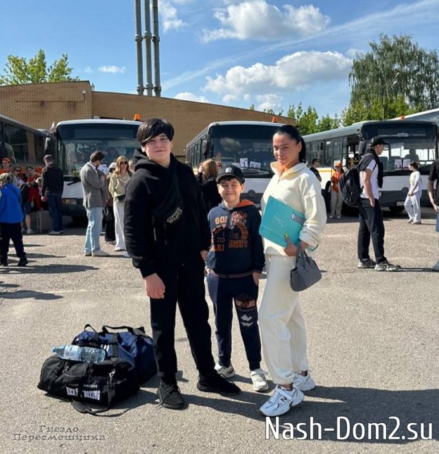 Юлия Колисниченко отправила старших детей в лагерьм Юлия Колисниченко отправила старших детей в лагерьм