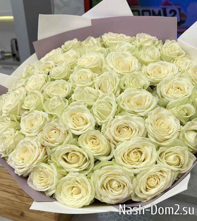 Поклонницы порадовали Элину Рахимову букетом цветов Поклонницы порадовали Элину Рахимову букетом цветов