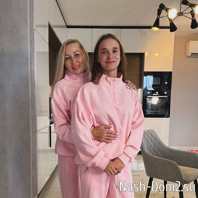 Яна Тырлышкина с мамой приехали в гости к Надежде Кораблевой Яна Тырлышкина с мамой приехали в гости к Надежде Кораблевой