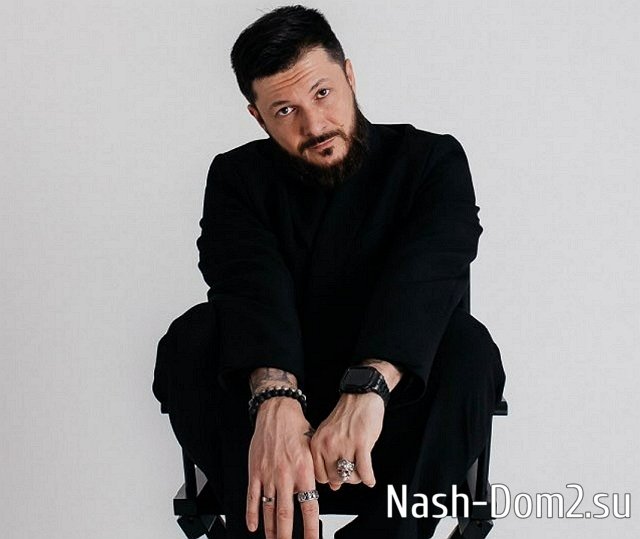 Дмитрий Шишкану ждёт на поляне своих поклонниц Дмитрий Шишкану ждёт на поляне своих поклонниц