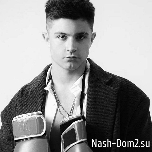 Никита Гуранда следит за питанием Кристины Филенковой Никита Гуранда следит за питанием Кристины Филенковой