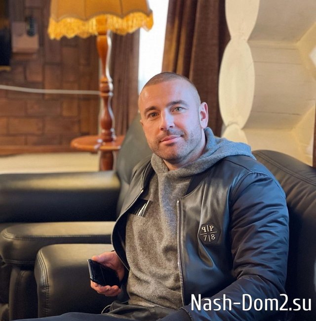 Алексей Адеев навёл порядок в комнате Элины Рахимовой Алексей Адеев навёл порядок в комнате Элины Рахимовой